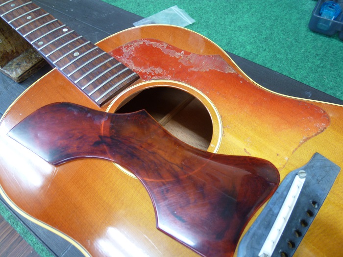ピックガード貼り直し / Gibson J-45 | ネック折れなどギターの修理 